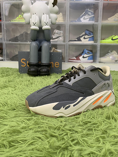 LW Batch adidas Yeezy Boost 700 Magnet FV9922