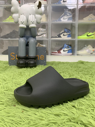 LW Batch adidas Yeezy Slide Onyx HQ6448